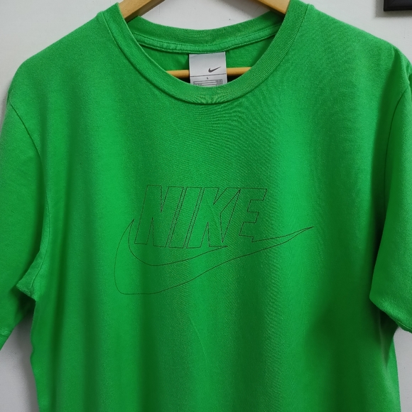 NIKE AUTHENTIC LIGHT GREEN 💚 ROUND NECK TSHIRT FOR MEN'S AND WOMEN'S - Picture 2 of 6
